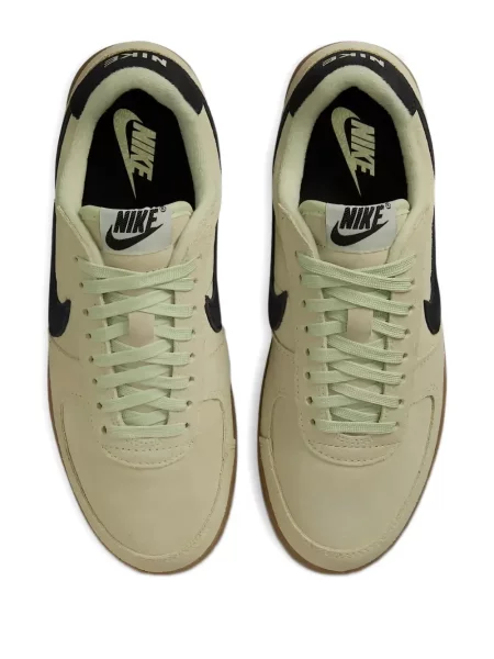 Велурени маратонки Nike бяло