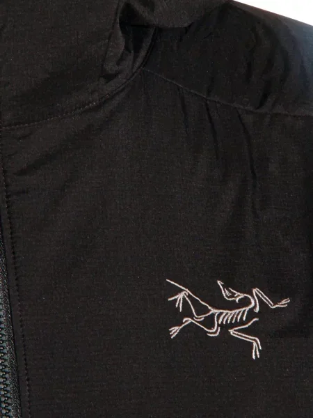 Hímzett kapucnis dzseki Arc'teryx fekete