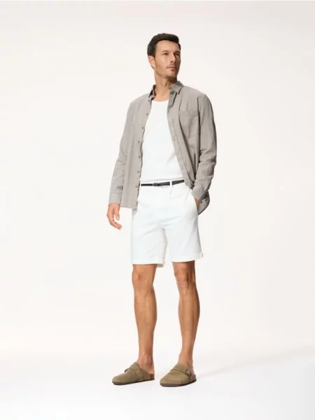 Reserved Шорти regular fit з ременем кремовий 