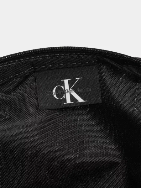 Переработанный сумка через плечо Calvin Klein черная