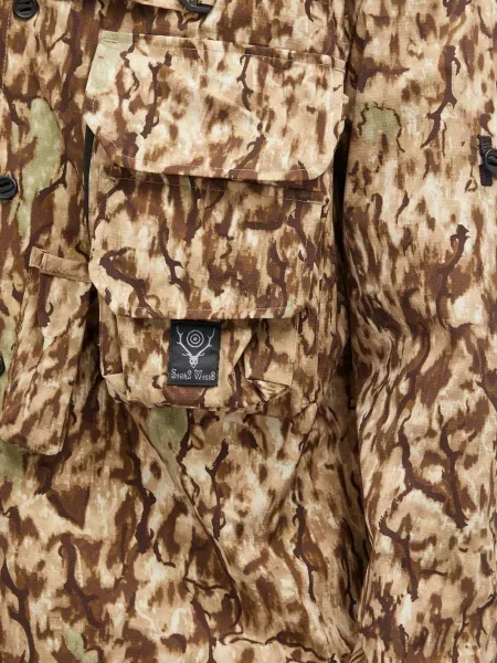 Geacă South2 West8 cu imagine cu model camuflaj