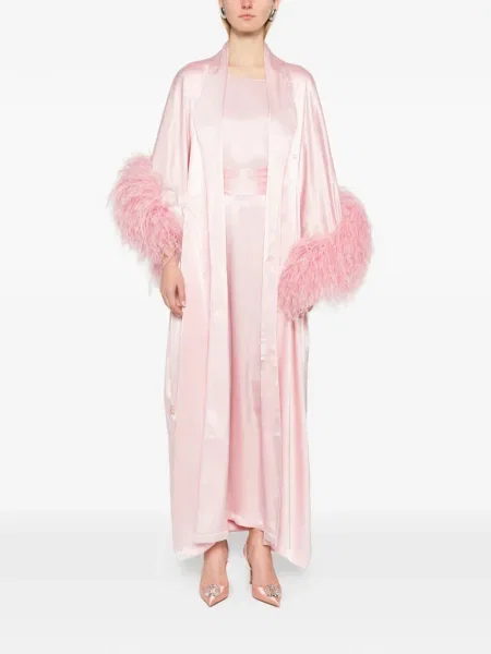 Rochie Reem Al Dhaheri cu pene roz