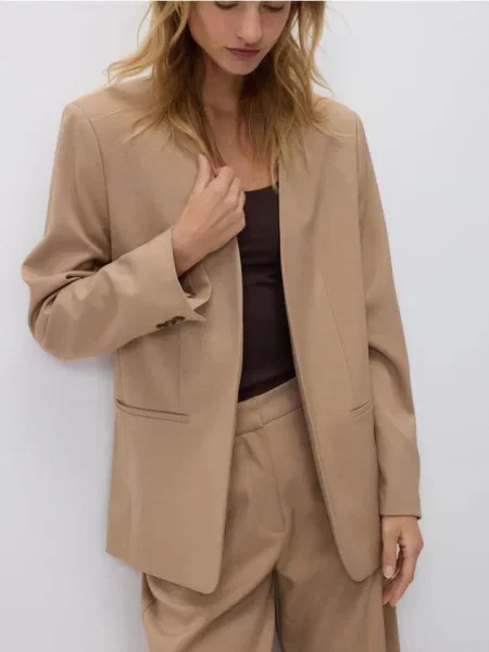 Reserved Гладкий блейзер бежевий