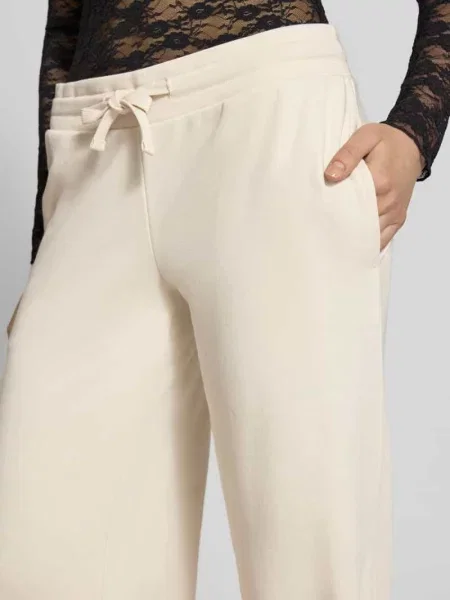 Spodnie dresowe o kroju wide fit z dodatkiem Review beżowy