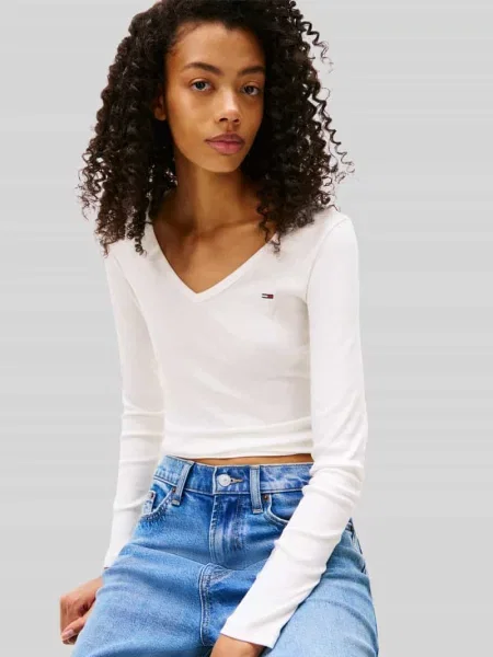 Bluzka z długim rękawem o kroju slim fit z detalem z logo Tommy Jeans biała