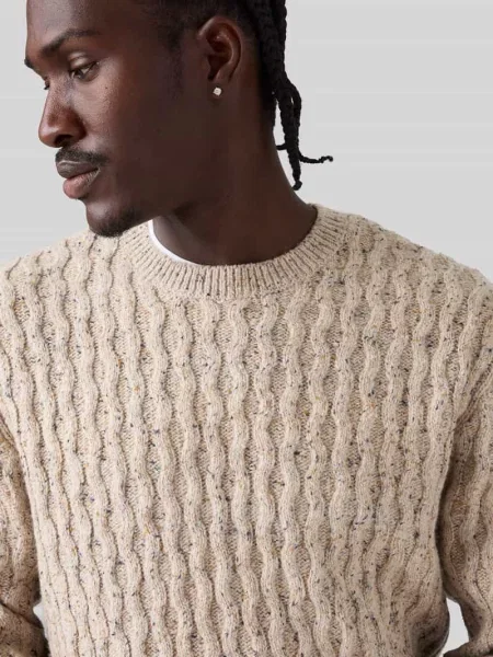 Sweter ze strukturalnym ściegiem warkoczowym Levi's beżowy