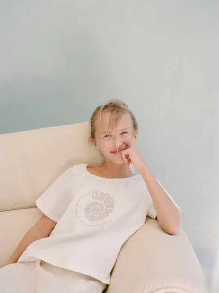 Koszulka z haftem złamana biel Dzieci lata MANGO KIDS