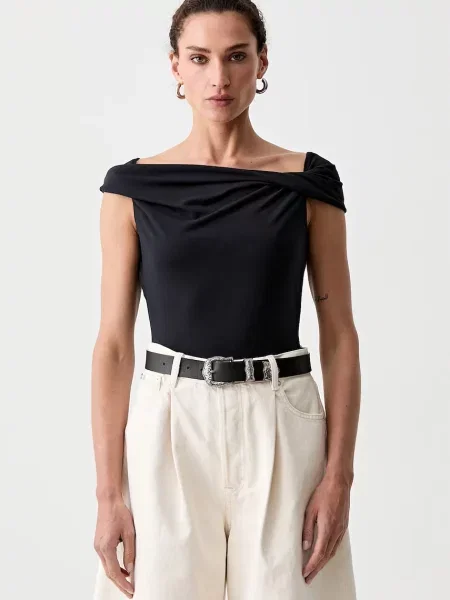 Levi's bluza z odkritimi rameni z viskozo TORI TWISTED CLEAN modra