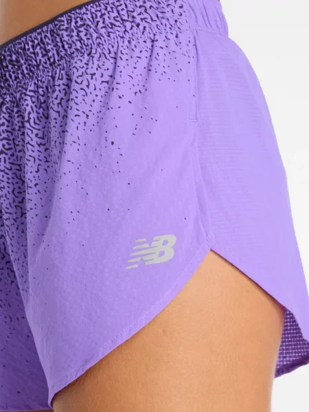 Короткие спортивные шорты New Balance с принтом фиолетовые