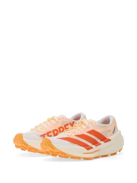 Pălărie Adidas cu dungi cu platformă din jerseu alb