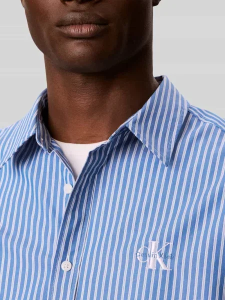 Koszula casualowa o kroju relaxed fit z czystej bawełny z wyhaftowanym logo Calvin Klein Jeans