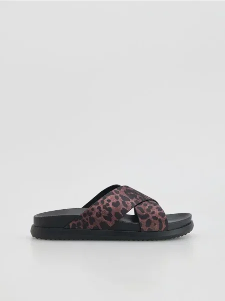 Тапочки Reserved с ремешками