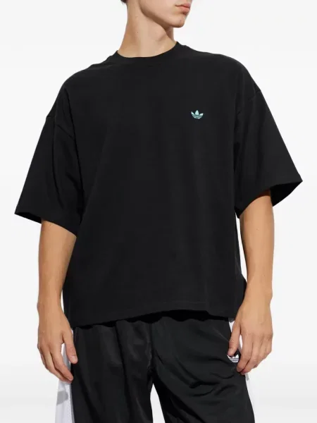 Tricou Adidas cu broderie cu model paisley roșu