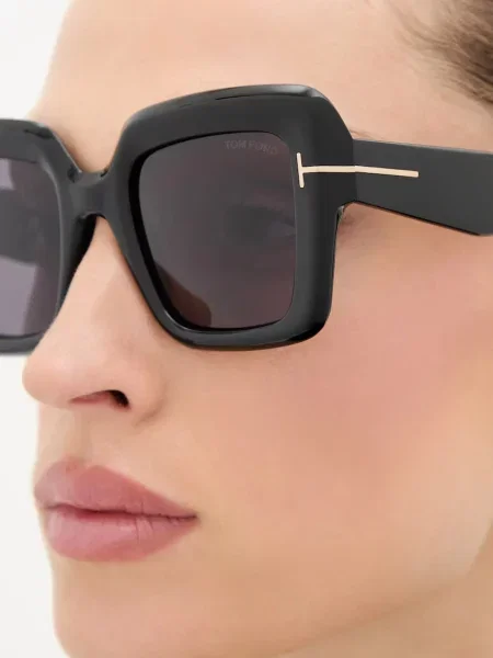 Солнцезащитные очки Tom Ford черные