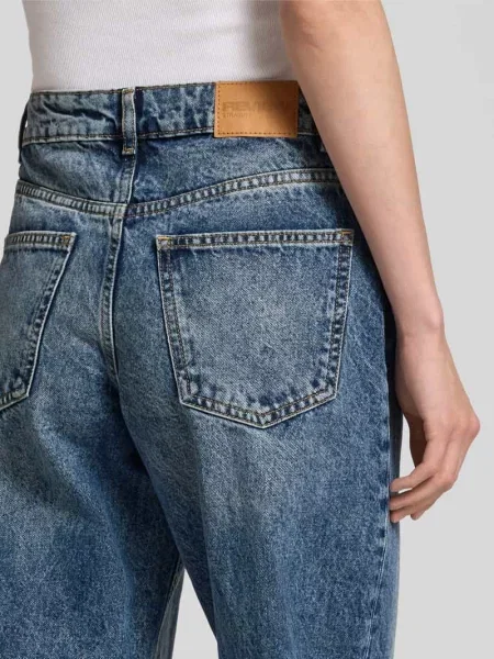 Jeansy z prostą nogawką i przetarciami Review niebieskie