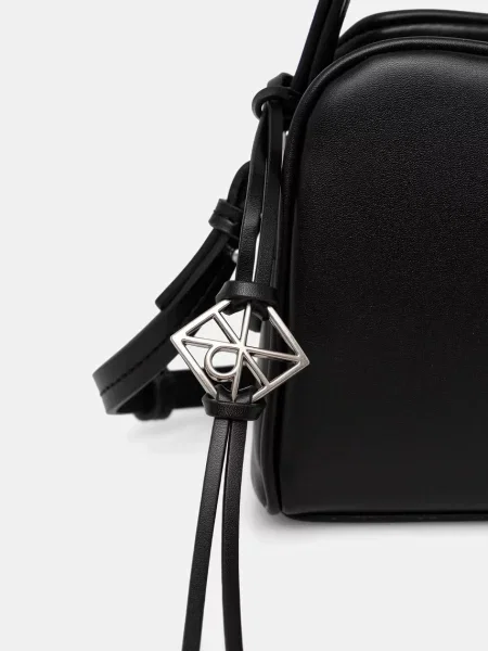 Calvin Klein Táska Emblem Trio Top Handle Camera Ba fekete