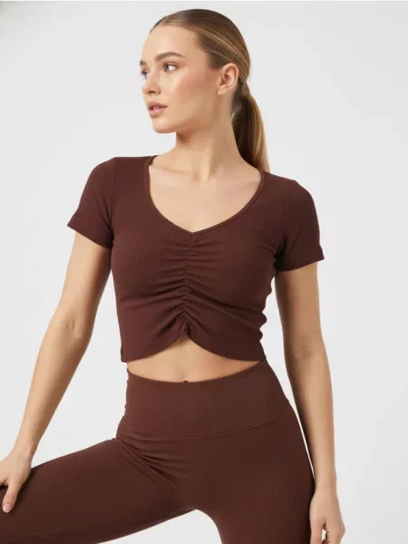Короткий топ зі зборкою посередині коричневий