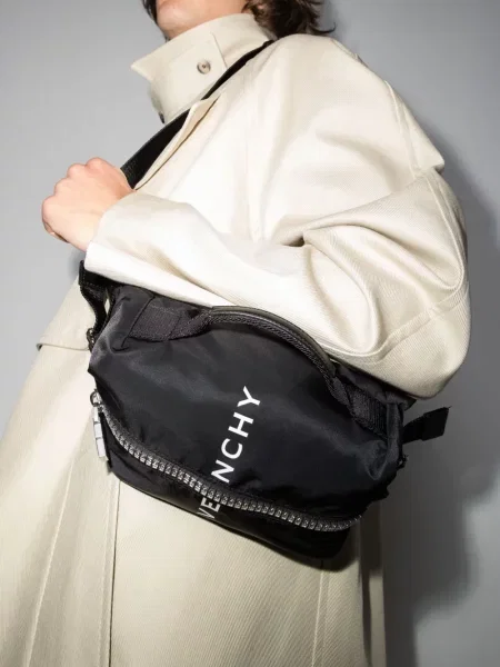 Rankinė per petį Givenchy juoda