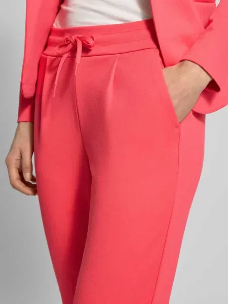 Spodnie materiałowe o kroju slim fit z dodatkiem model ‘Kate’ Ichi różowe