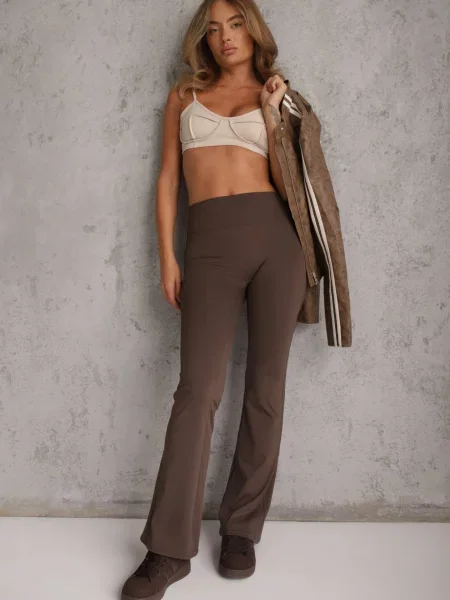 Legginsy Flare High Waist Ozdobione z Tyłu Modelującym Marszczeniem Deinoreia brązowe