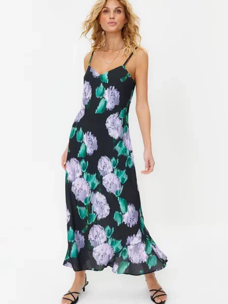 Satynowa sukienka midi Trendyol w kwiatki z nadrukiem czarna