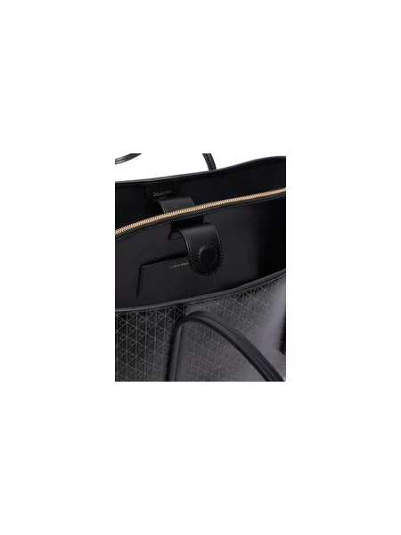 Kabelka Calvin Klein Emblem Aop Medium Work Tote černá