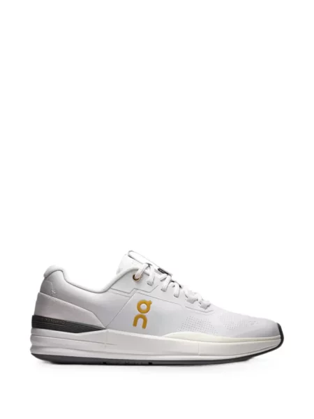 Sneakerși On alb
