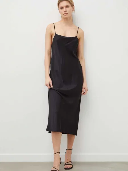 Рокля дълга със стандартна кройка черно