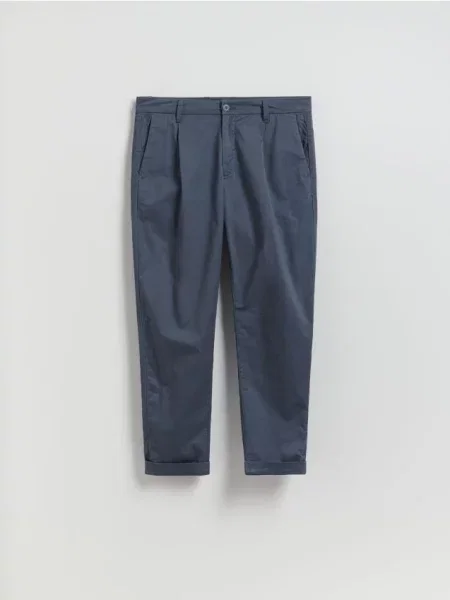 Reserved Pantaloni chino cu croi carrot metalizat albastru