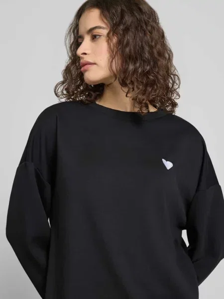 Sweter o kroju relaxed fit z wyhaftowanym sercem Model TALIA' Pieces czarny