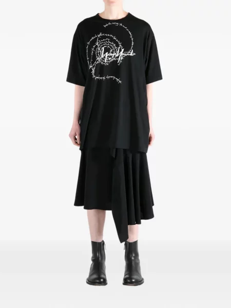 Тениска Yohji Yamamoto с принт черно
