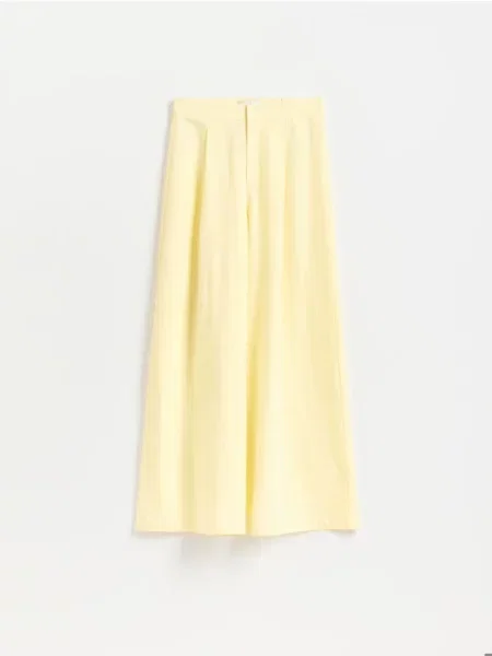 Reserved Pantaloni lejeri cu adaos de in galben-deschis galben