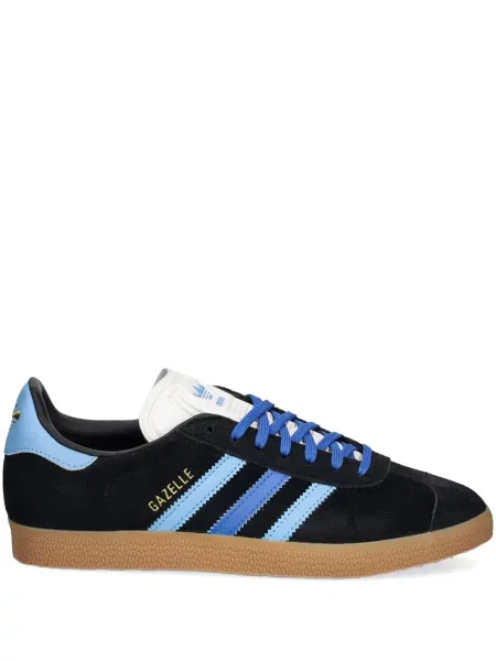 Dryžuotos sportbačiai Adidas Terrex izoliuoti oranžinė