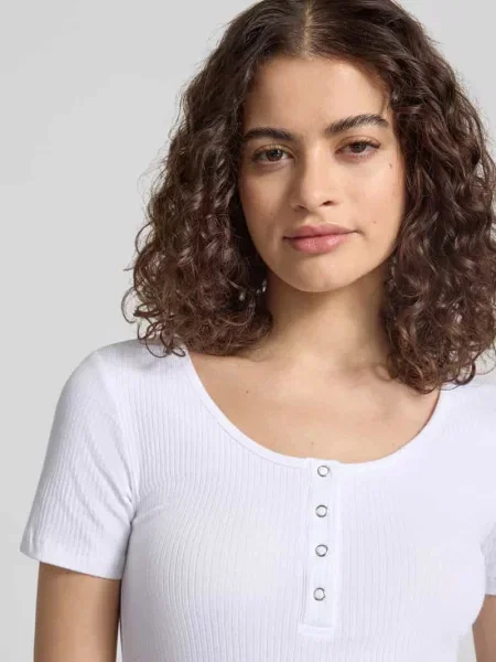 T-shirt o kroju slim fit z mieszanki bawełny ekologicznej Model KITTE' Pieces biała