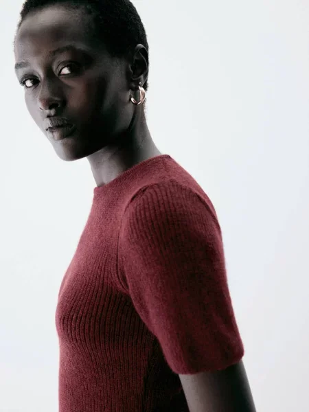 Sweter z prążkowanego materiału z baskinką winny Kobieta XS MANGO