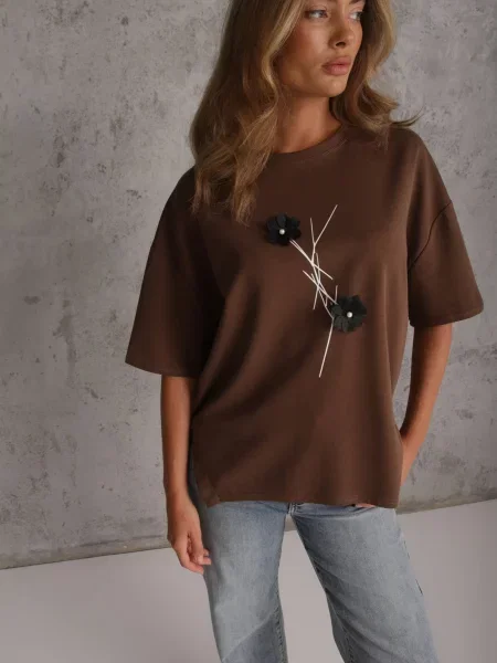 T-shirt Ozdobiony Kwiatami i Perełkami Muvine brązowy