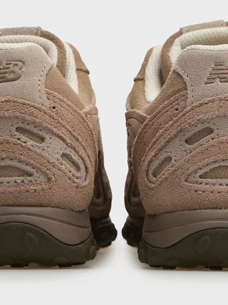 Замшевые кроссовки New Balance бежевые