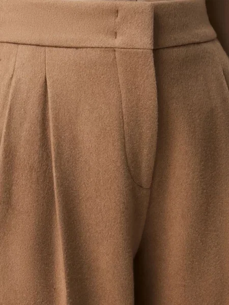 Pantaloni Another Tomorrow plisate maro