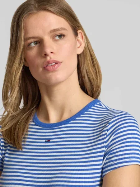 T-shirt o kroju slim fit z mieszanki bawełny Tommy Jeans niebieska