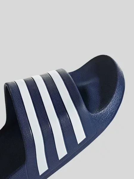 Klapki kąpielowe z tłoczonym logo Model ADILETTE AQUA' Adidas Sportswear granatowe