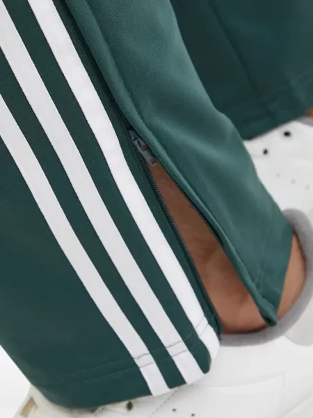 Tricou Adidas cu dungi cu broderie din velur albastru