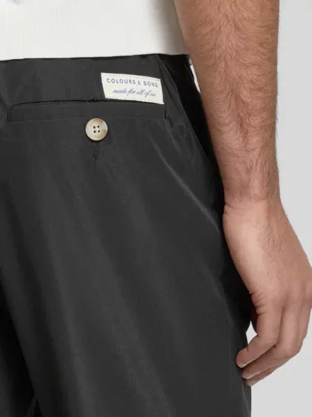 Chinosy o kroju tapered fit z zakładkami w pasie Colours & Sons czarne