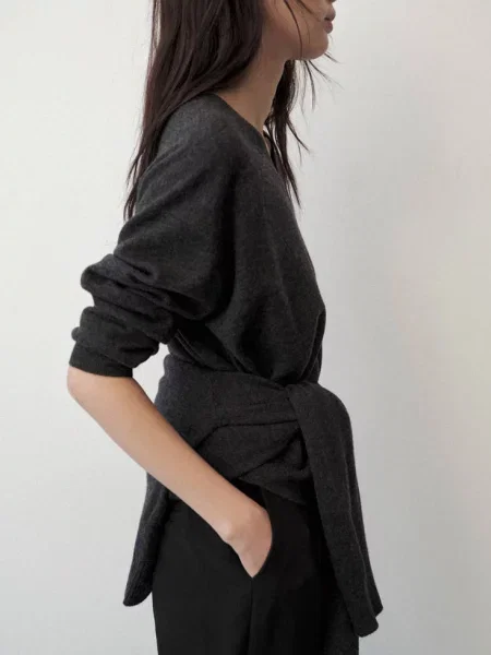 Sweter z wełny z dekoltem w serek antracytowy Kobieta XL MANGO
