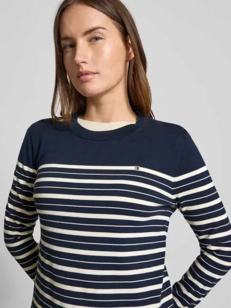 Regular Fit sweter z dzianiny z mieszanki bawełny Tommy Hilfiger granatowy