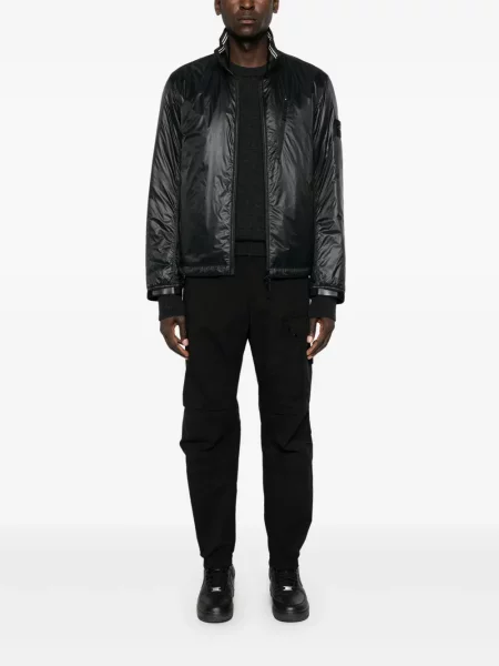 Striukė Stone Island akmenys izoliuoti juoda