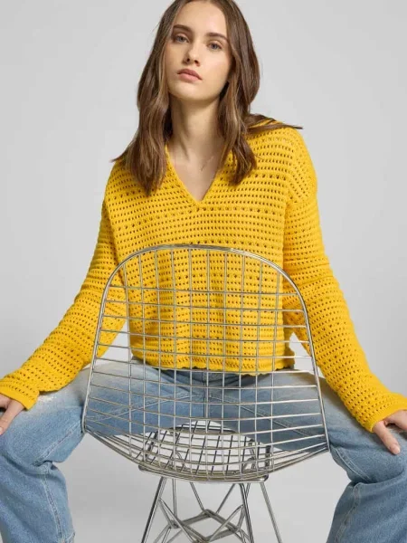 Sweter z haftem angielskim Closed