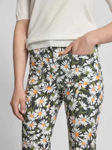 Spodnie o kroju slim fit z nakładanymi wpuszczanymi model ‘ARTEN’ Weekend Max Mara czarne
