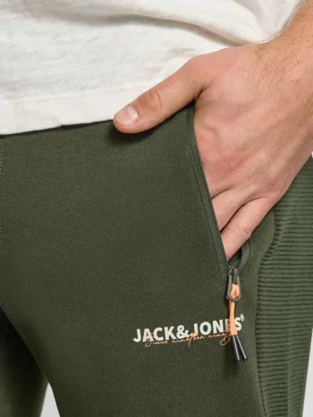 Spodnie dresowe o kroju slim fit z nadrukiem z logo model ‘Gordon’ Jack & Jones