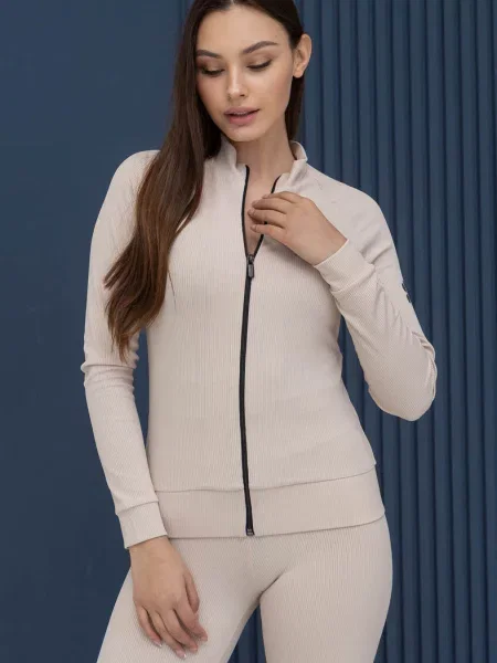 Женский бомбер бежевий