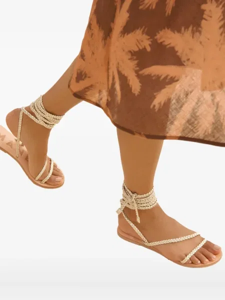 Кожени сандали Manebì с връзки златисто